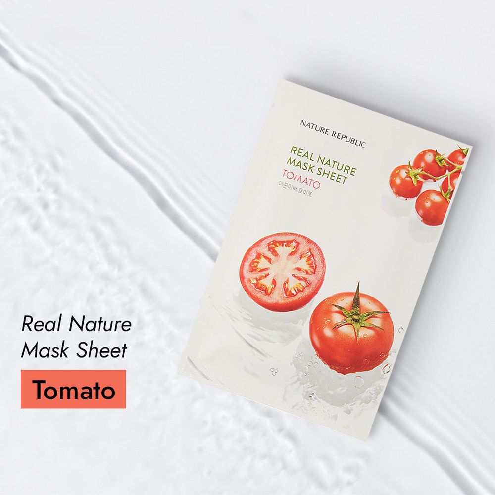 Emballage avec illustrations de tomates. Texte: REAL NATURE MASK SHEET, TOMATO. Tranche et tomate entière. Sur fond d'eau.