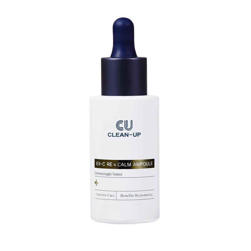 Witte fles met blauwe dop en pipet. Opschrift: CU CLEAN-UP, EX-C RE N CALM AMPOULE. Dermatologisch getest.