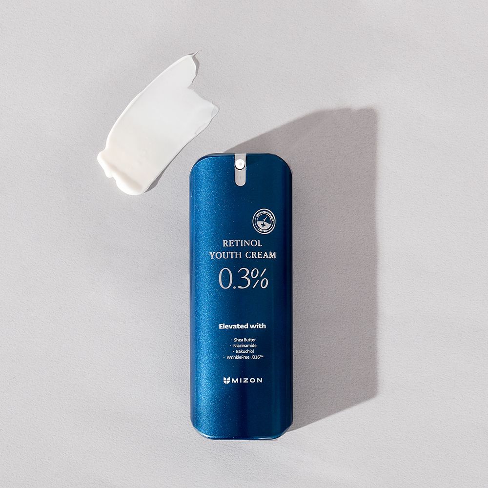 Flacon bleu avec crème à côté. Contient Retinol Youth Cream 0,3%. Avec beurre de karité, niacinamide, bakuchiol et WrinkleFree-j316™.