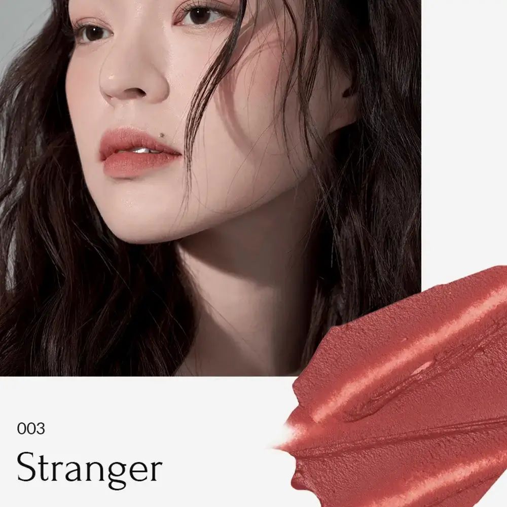 Close-up van lippen met lippenstift. Tint 003 Stranger. Daarnaast een veeg lippenstift.