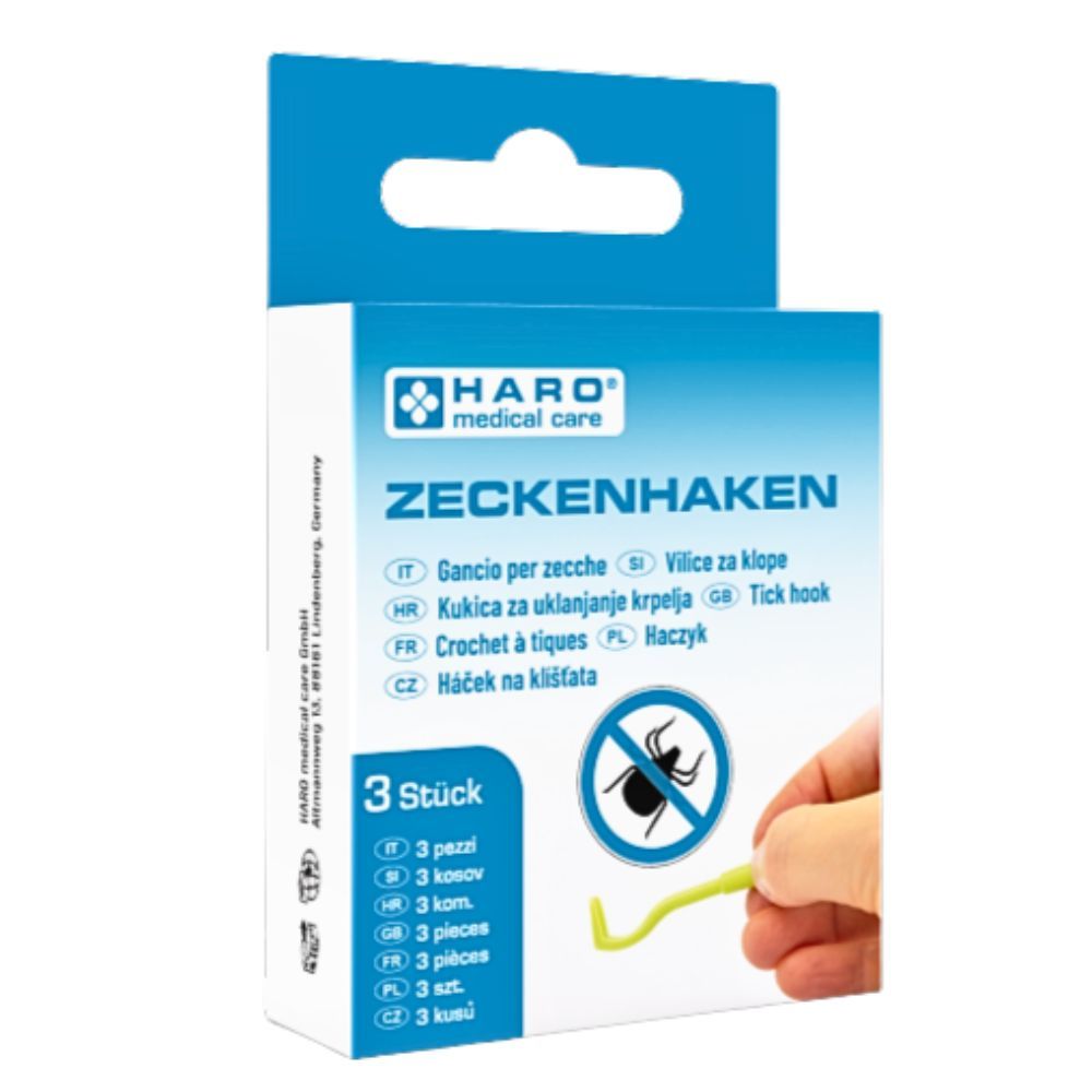 Verpakking met drie tekenhaken. Merk HARO Medical Care. Groene haak wordt door hand vastgehouden. Blauwe en witte verpakking.