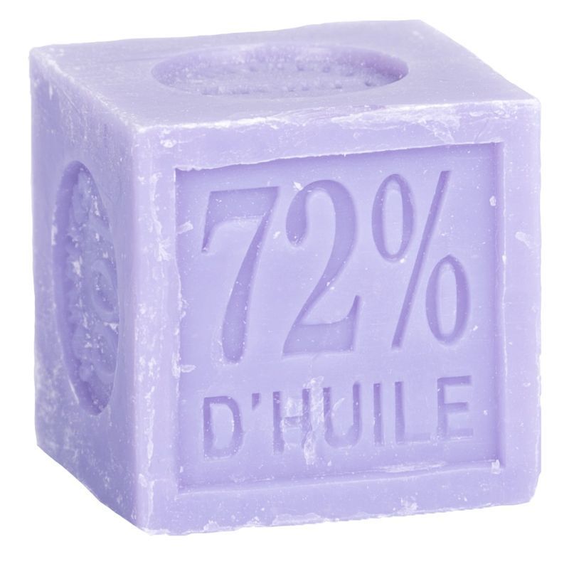 Lavendelkleurige zeepblok met opdruk. Op één kant staat "72% D'HUILE". Bovenop een ronde uitsparing.