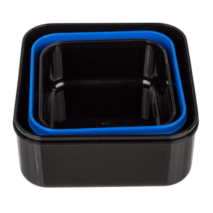 Drie in elkaar passende vierkante lunchboxen, zwart en blauw, zonder deksels.