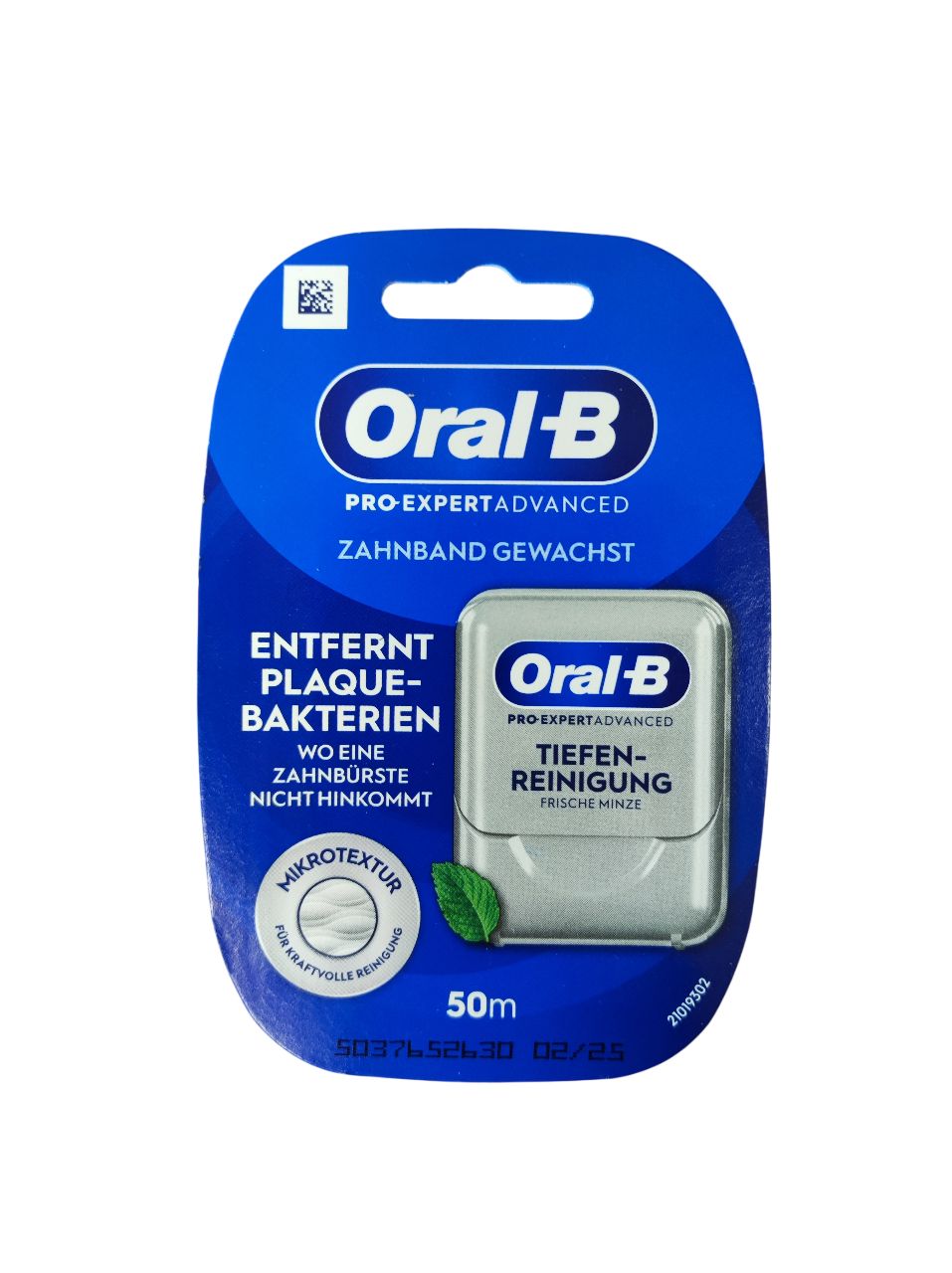 Emballage de fil dentaire. Emballage bleu et blanc avec nom et logo du produit. 50m. Menthe fraîche. Microtexture.