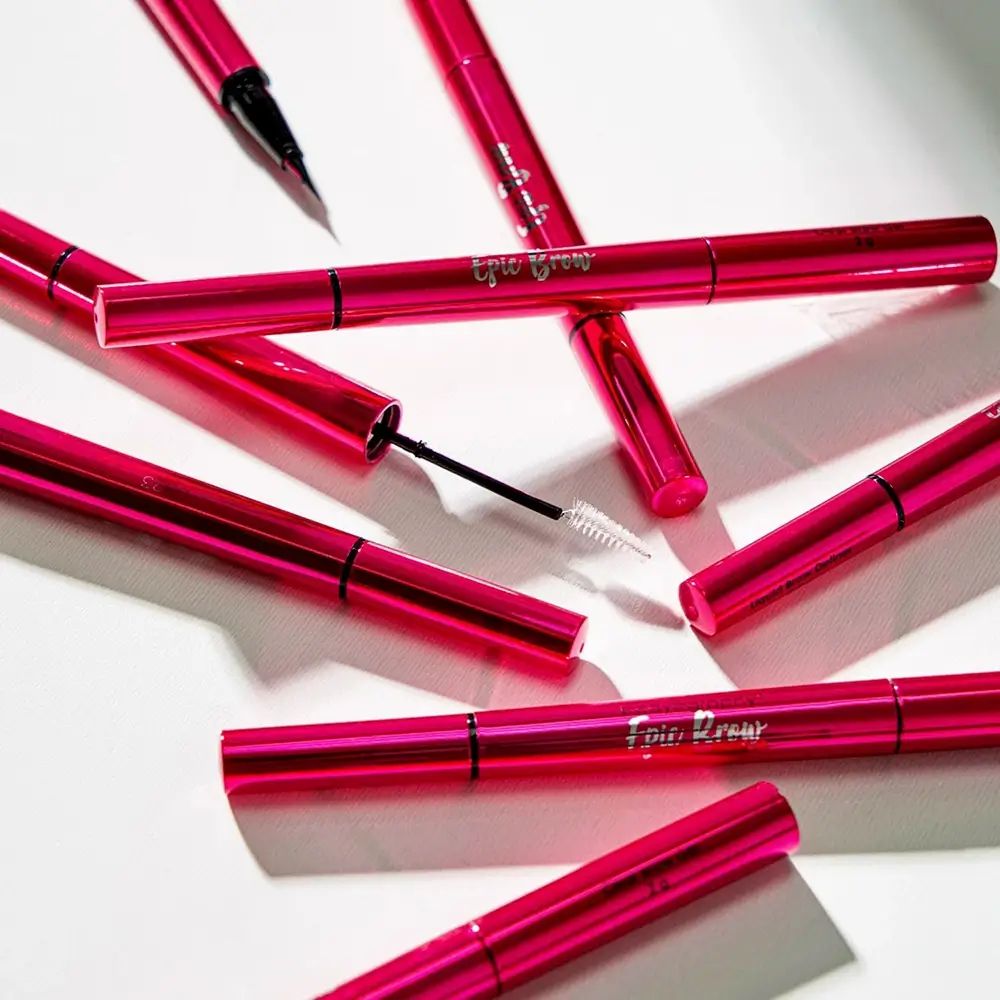 Meerdere roze pennen. Zwarte punten en borstels. Opschrift: Epic Brow, Bodyography.