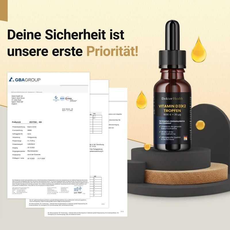 Flacon en verre brun avec bouchon noir et pipette. À côté : certificats. Inscription : Vitamin D3 + K2 Tropfen. Gouttes jaunes.