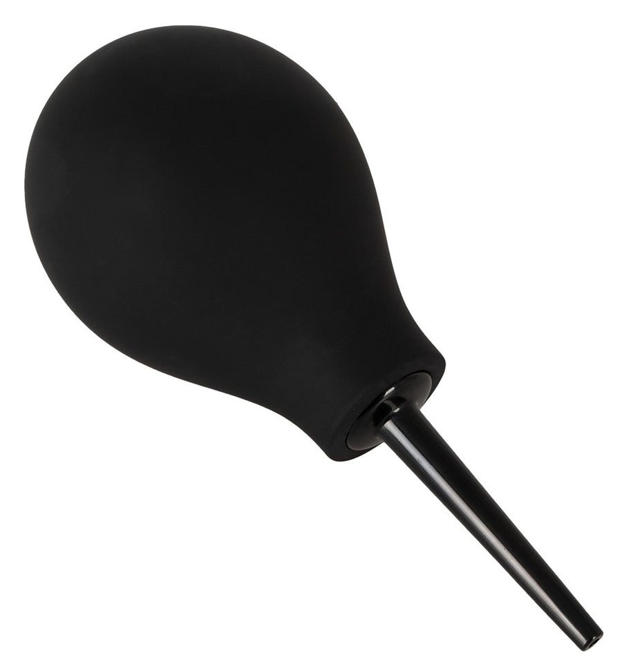 Poire à lavement noire, vue oblique. Corps en forme de poire, embout conique.