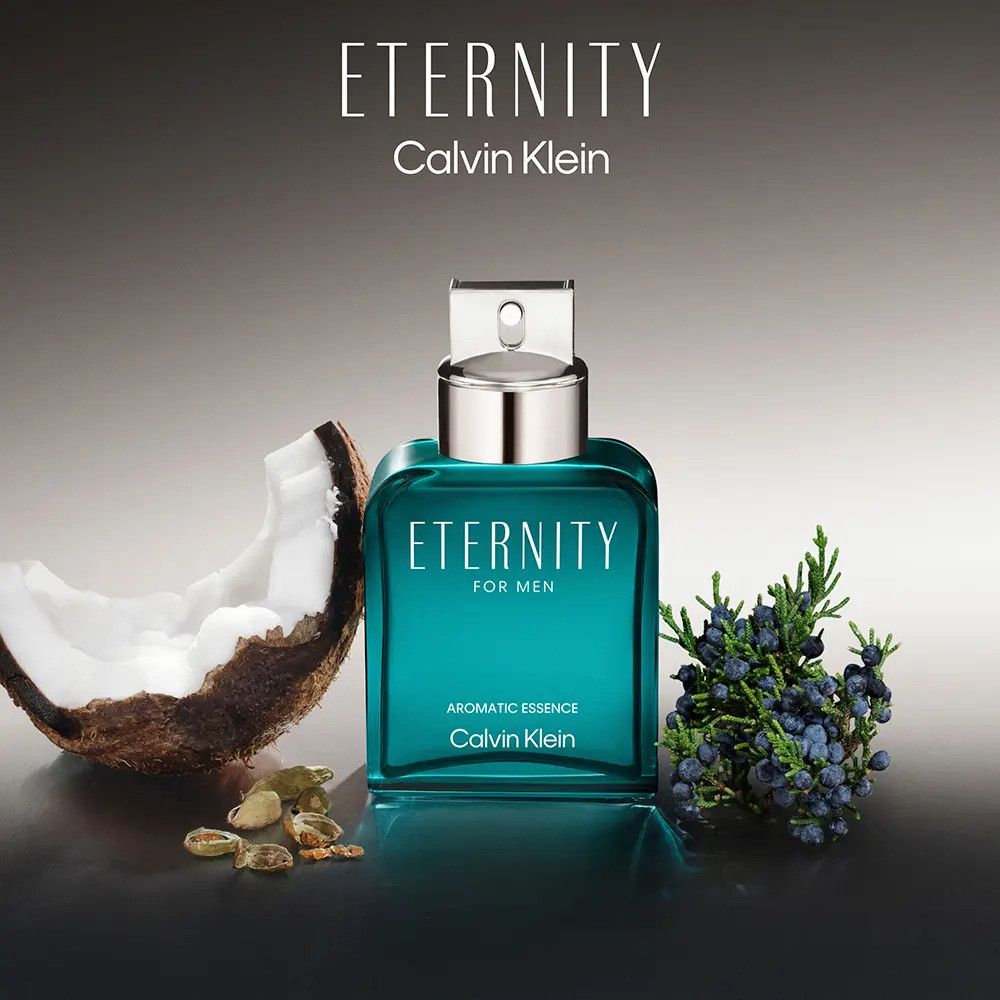 Flacon turquoise avec bouchon argenté. Noix de coco, baies et graines. Inscription : Eternity for Men Aromatic Essence.