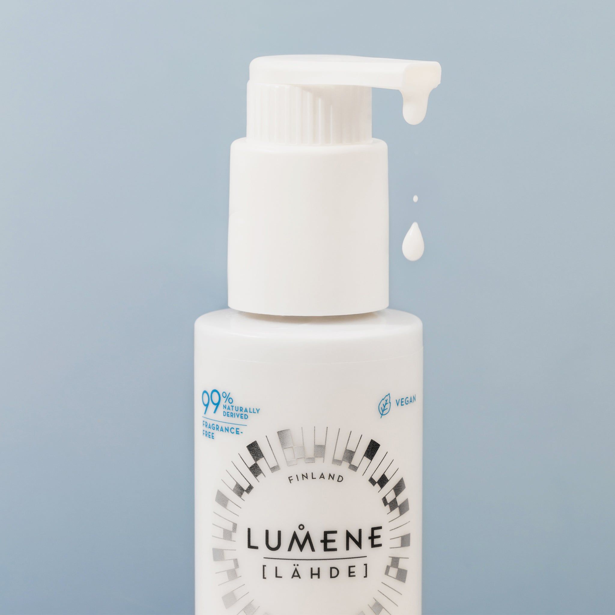 Close-up van een witte fles met pomp. Druppel olie. Opschrift: Lumene Nordic Hydra Oat Milk Oil Cleanser. Vegan.