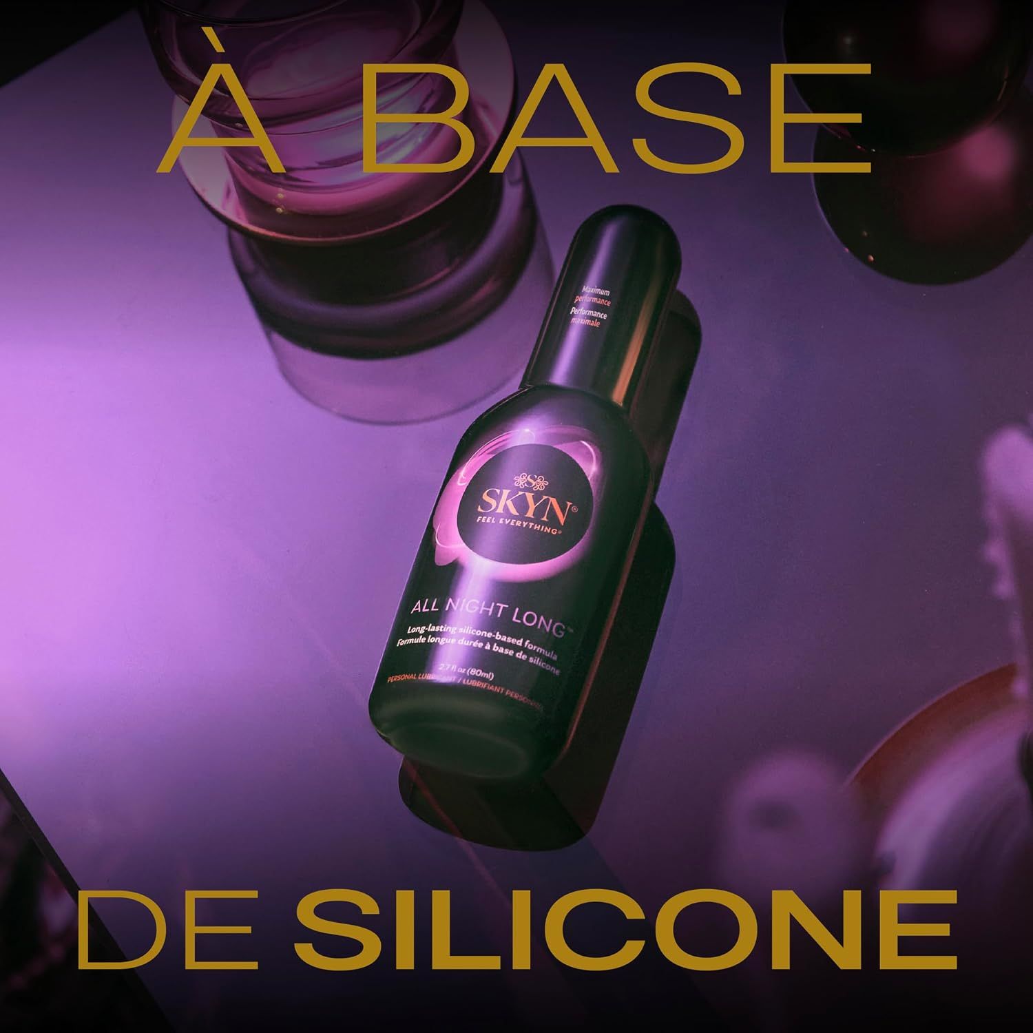 Lubrifiant SKYN All Night Long à base de silicone, flacon sur surface réfléchissante.