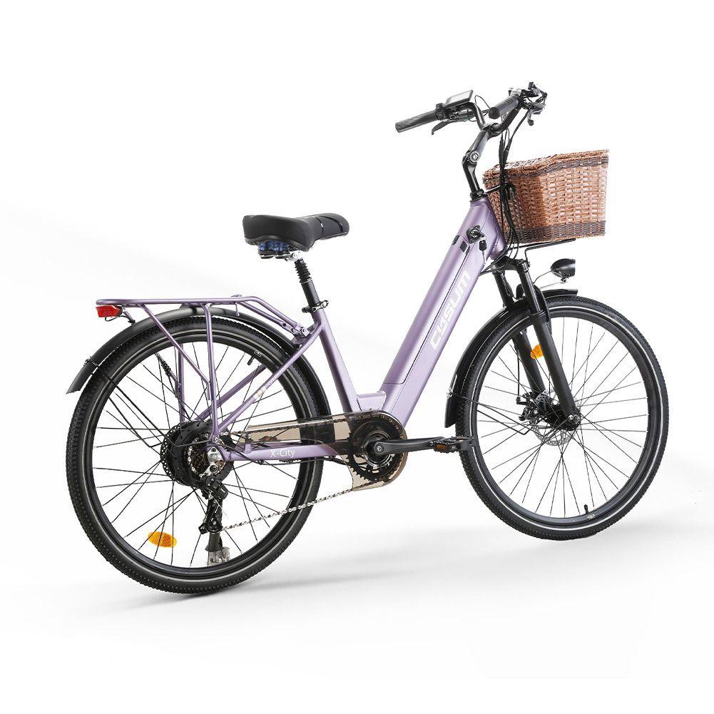Vélo électrique violet avec panier. Marque CYSUM. Pneus, selle et guidon noirs.