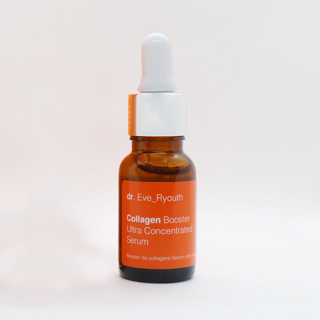 Flacon en verre brun avec pipette. Inscription: Collagen Booster Ultra Concentrated Serum. Sur fond blanc.