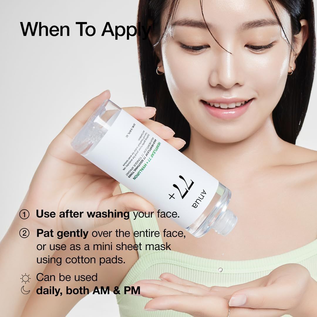 Une femme applique le toner apaisant Anua Heartleaf 77%, avec des instructions pour une utilisation quotidienne.