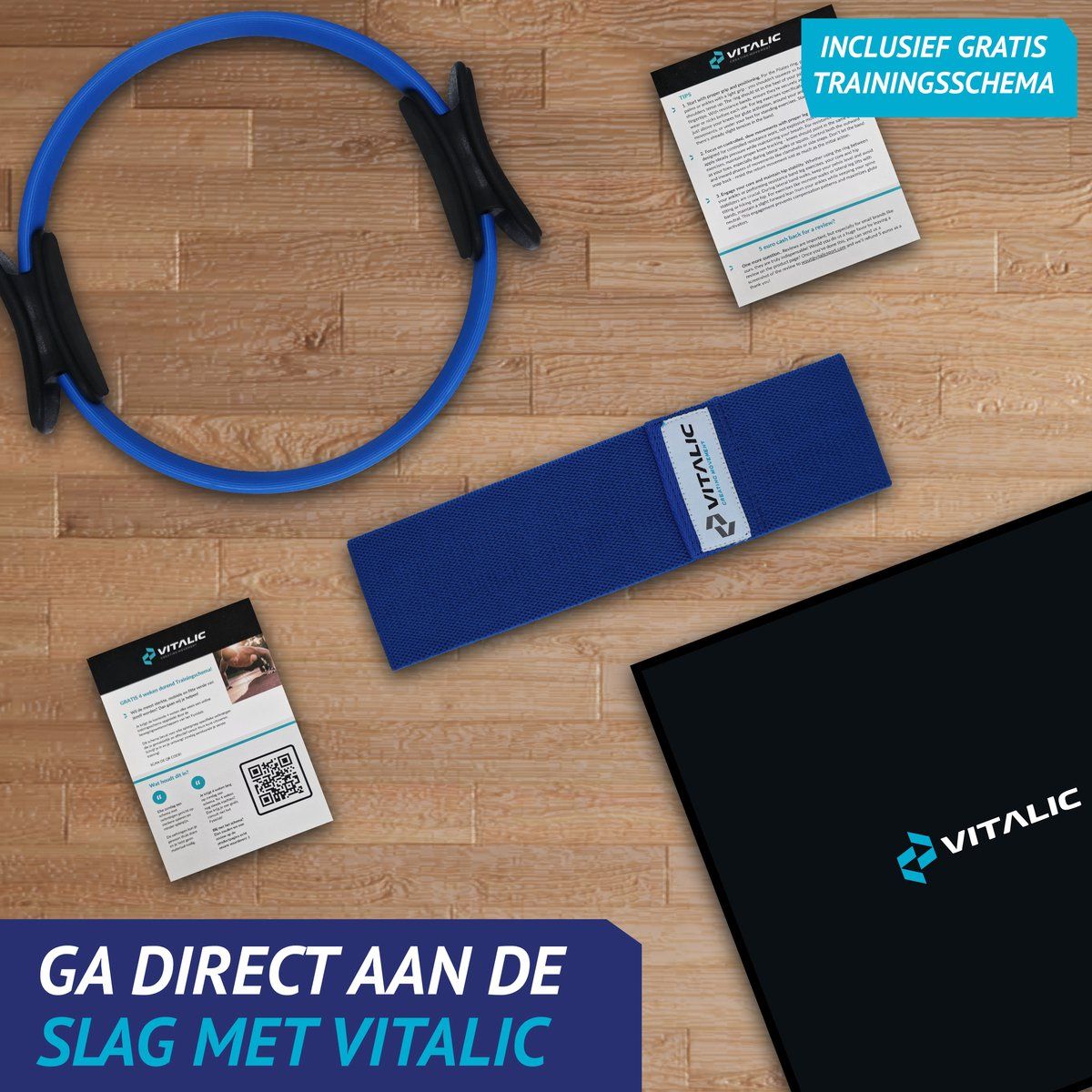 Anneau Pilates bleu, bande de résistance bleue, brochures et boîte noire avec logo VITALIC sur fond bois.