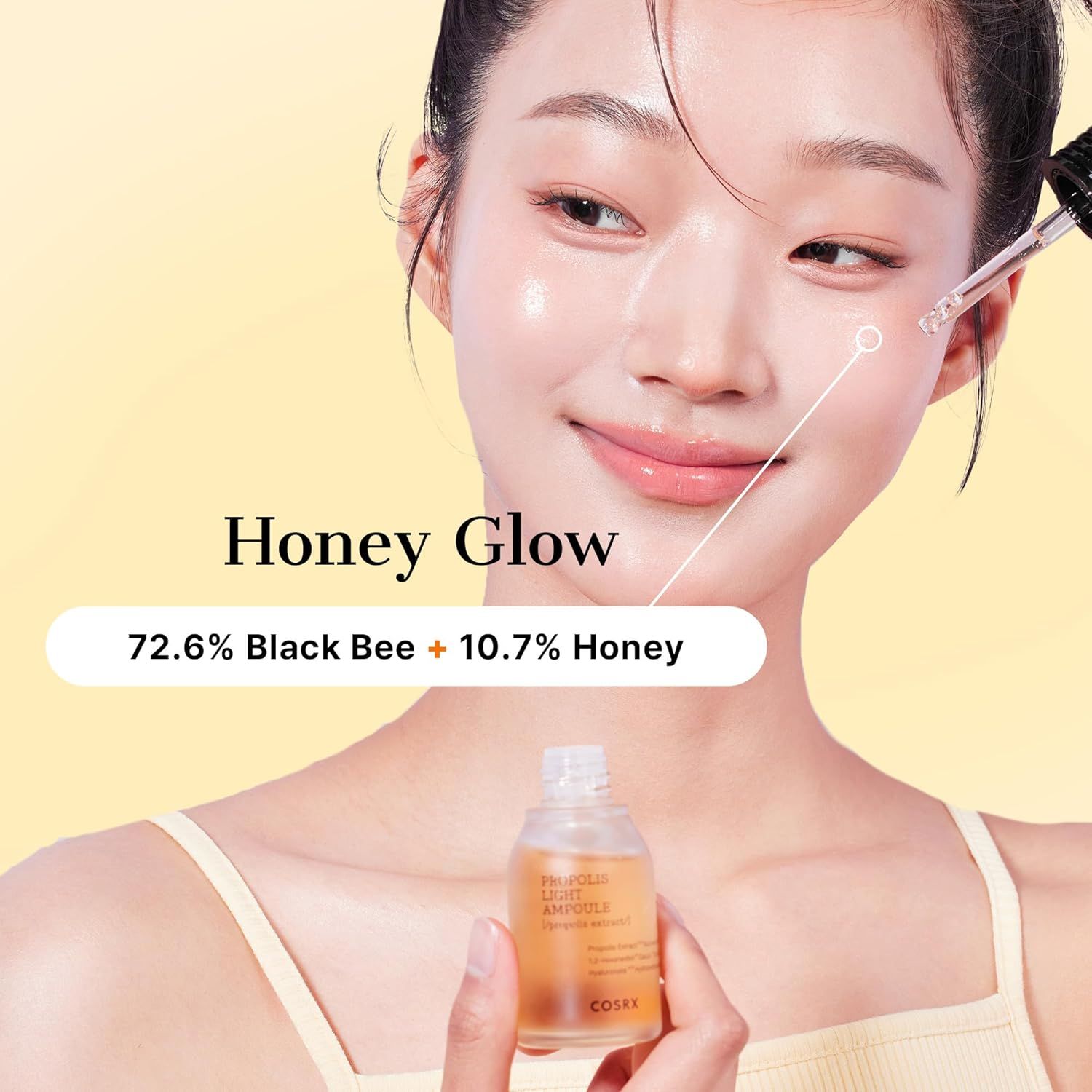 Femme au teint éclatant recevant l'Ampoule Propolis Légère COSRX, 72,6% Black Bee + 10,7% Miel pour un éclat miel.