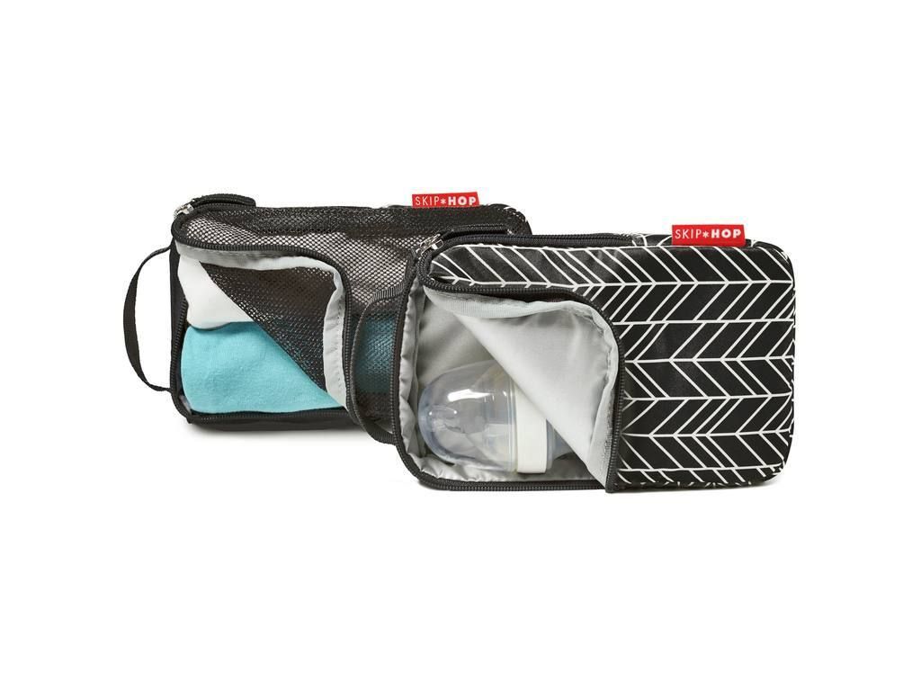 Twee zwarte tassen met accessoires. Eén met fles en de andere met handdoek. Rode merknaam op beide.