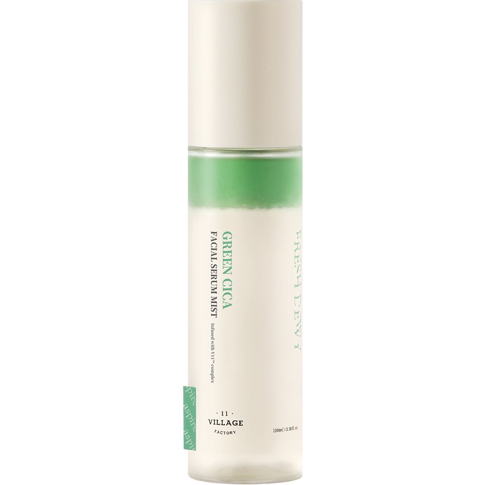 Cilindrische fles met groene band en witte dop. Opschrift: Green Cica Facial Serum Mist. Merk: Village 11 Factory.