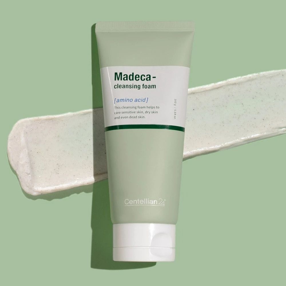 Tube verte avec bouchon blanc. Texte: Madeca-cleansing foam, amino acid. Produit sur fond vert.