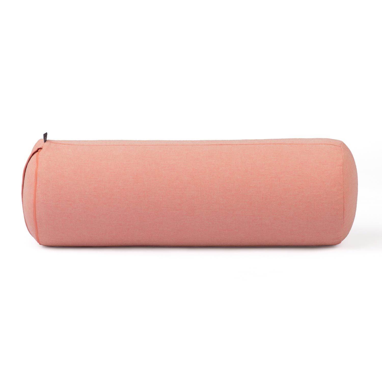 Cilindrisch yoga bolster in zalmroze. Stoffen hoes met rits. Klein label. Horizontaal zicht.