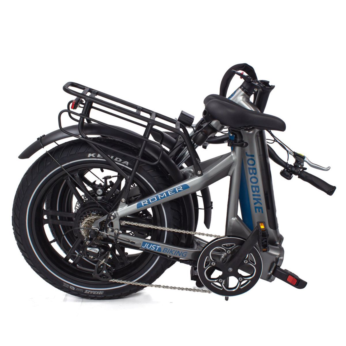 Gevouwen e-bike, grijs-blauw. Zwarte banden, bagagerek. JOBOBIKE en JUST BIKING logo's zichtbaar.