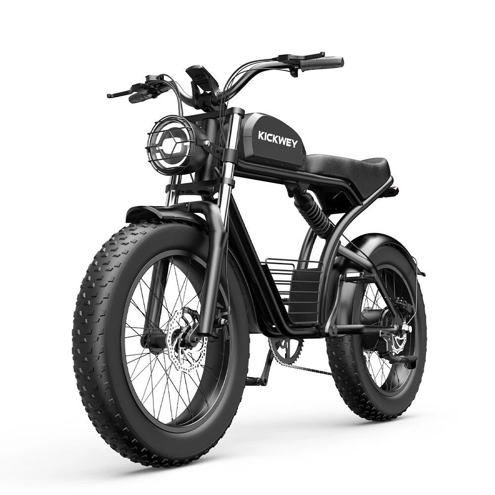Zwarte e-bike met brede banden. KICKWEY-logo op de tank. Koplamp en achterlicht. Zwart frame.