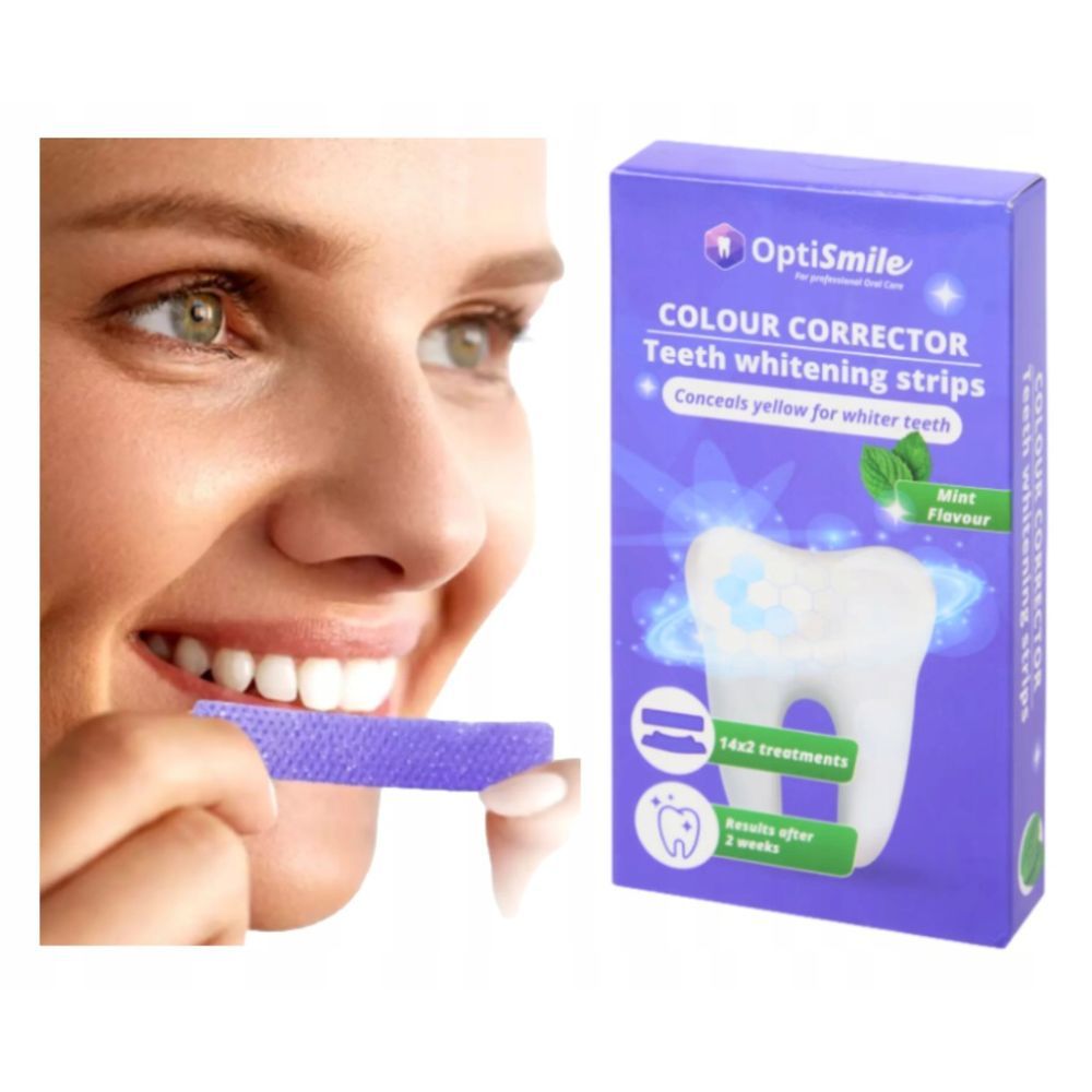 Femme tenant un emballage de bandes blanchissantes. Marque: OptiSmile Colour Corrector. Dents plus blanches. Goût menthe.