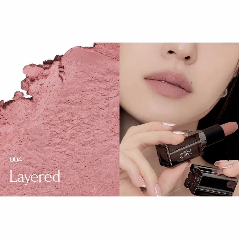 Lippen en lipstick. Zwarte huls, zilverkleurige basis. MUZIGAE MANSION-logo. Tint 004 Layered.