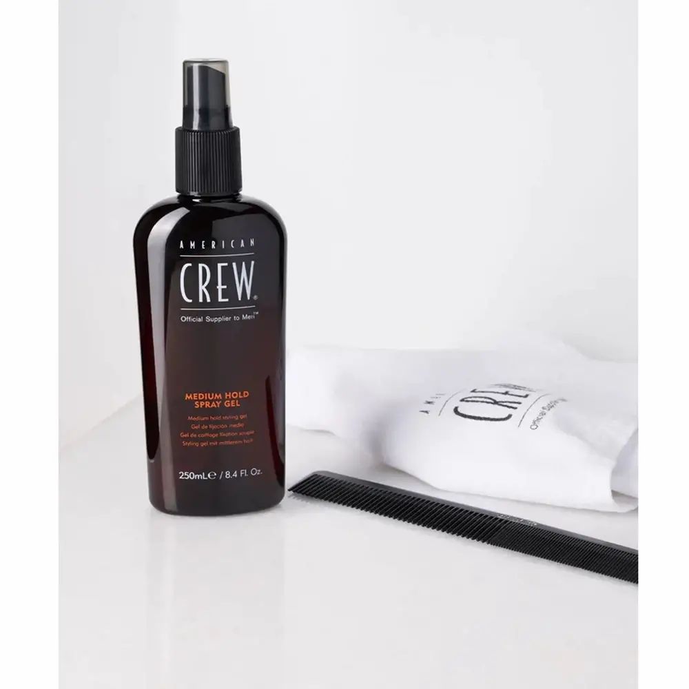 Flacon brun avec vaporisateur. AMERICAN CREW, MEDIUM HOLD SPRAY GEL. Peigne et pochette avec logo.