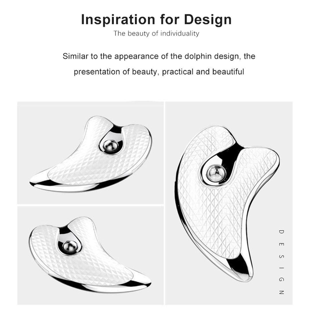 Trois appareils de massage Gua Sha. Argentés, ergonomiques. Motif diamant. Texte : Inspiration pour le design.