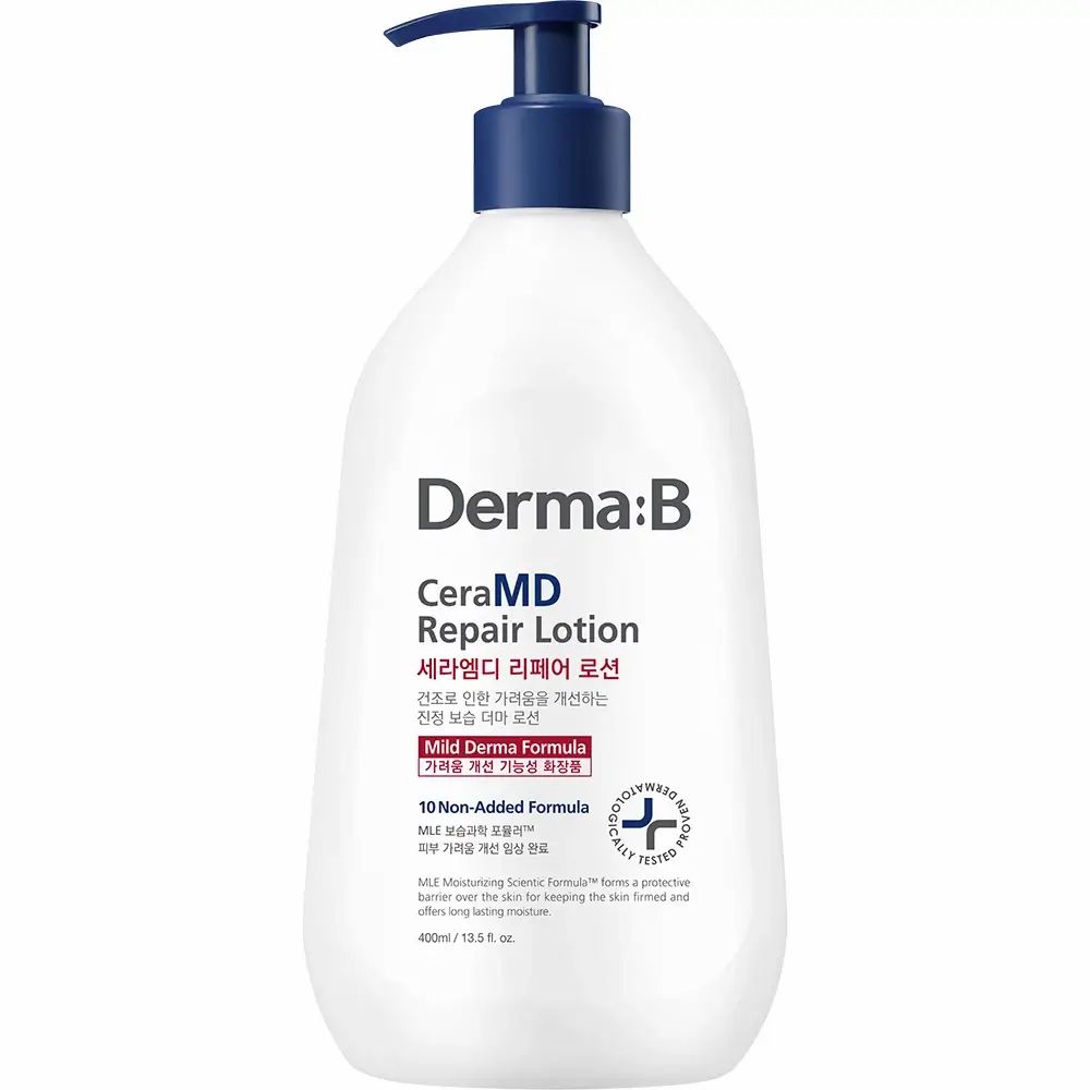 Witte fles met blauwe pomp. Opschrift: Derma:B CeraMD Repair Lotion. Tekst in meerdere talen.
