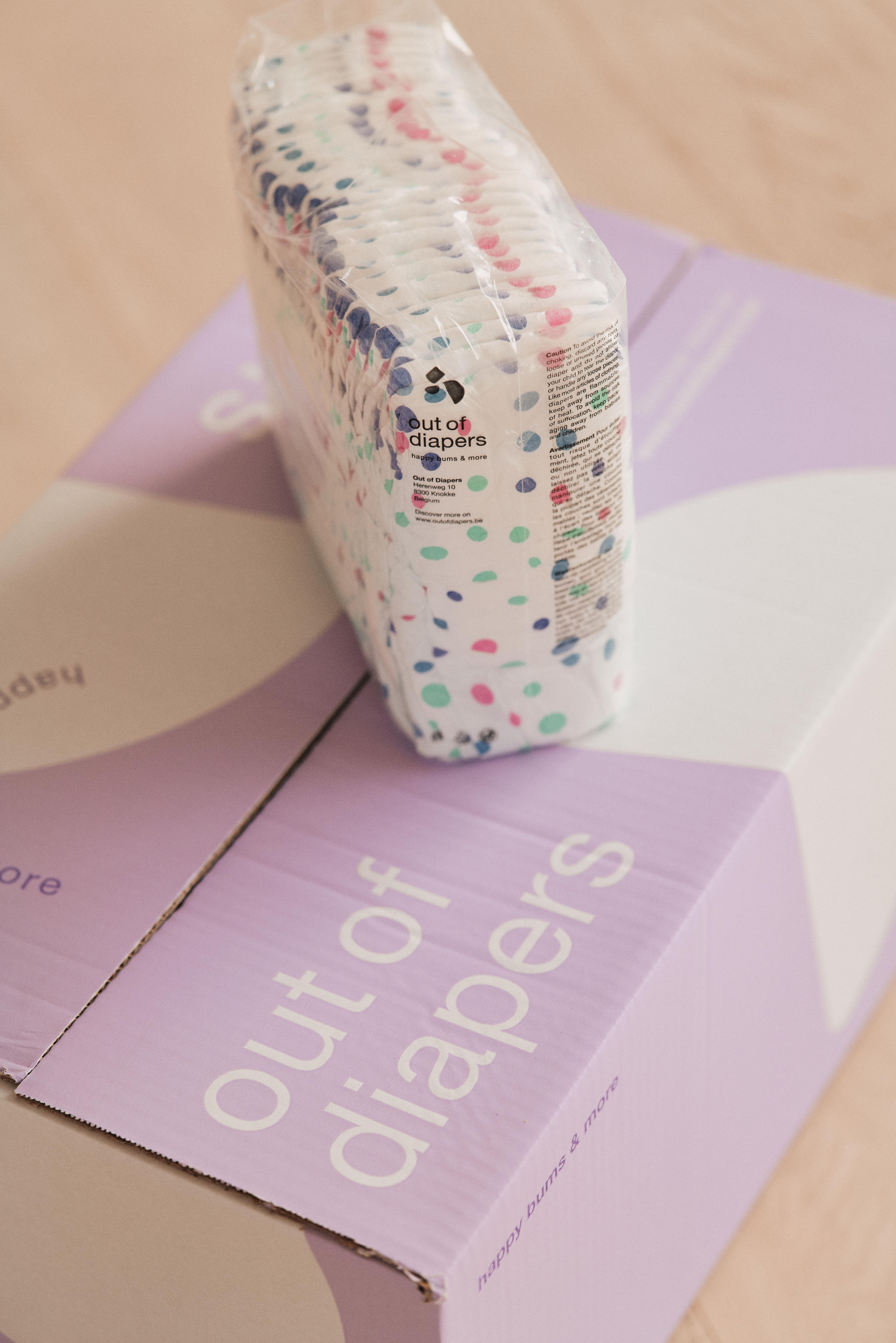 Verpakte luiers op dozen. 'Out of diapers' erop.