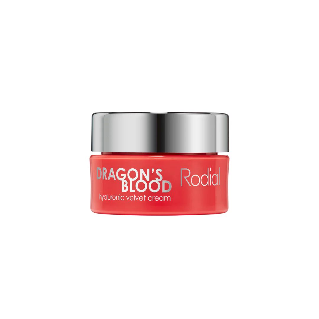 Rode pot met zilveren deksel. Opschrift: DRAGON'S BLOOD, Rodial, hyaluronic velvet cream.