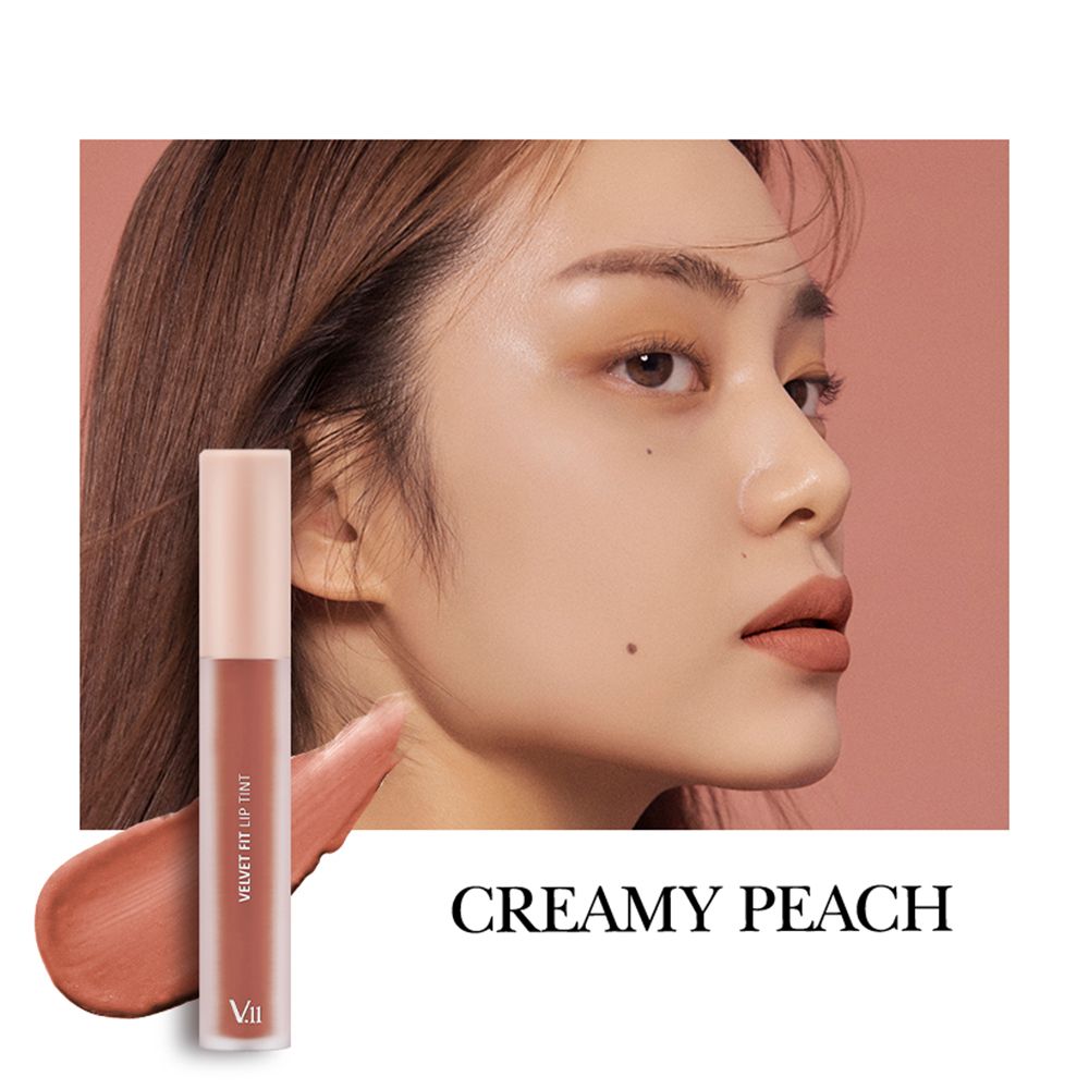 Rouge à lèvres liquide Creamy Peach. Échantillon de couleur et femme. Texte: Velvet Fit Lip Tint.