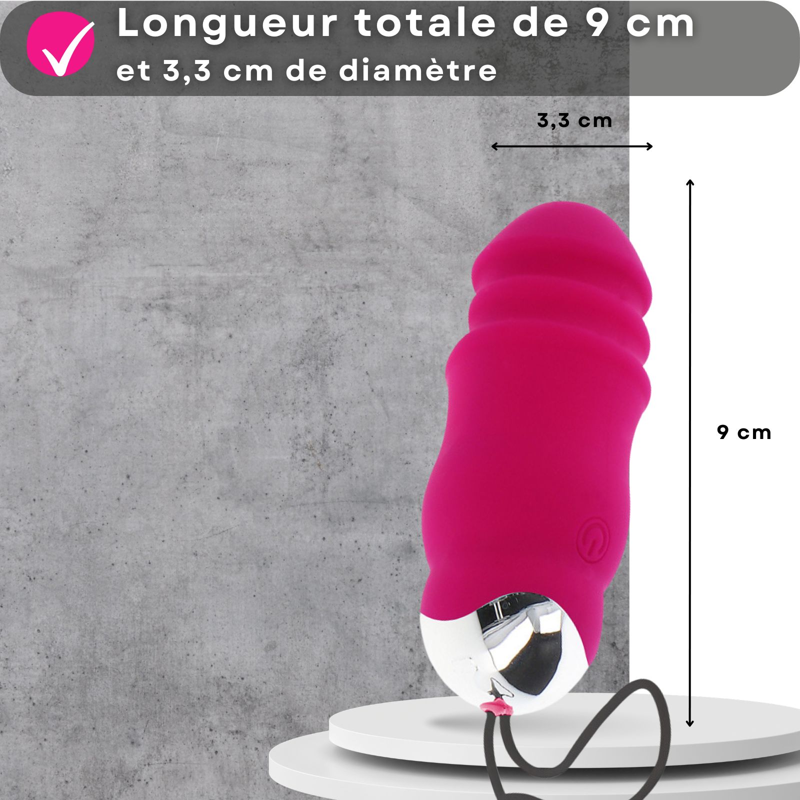Oeuf vibrant rose. 9cm long, 3,3cm diamètre. Sur socle. Dimensions affichées. Fond gris.