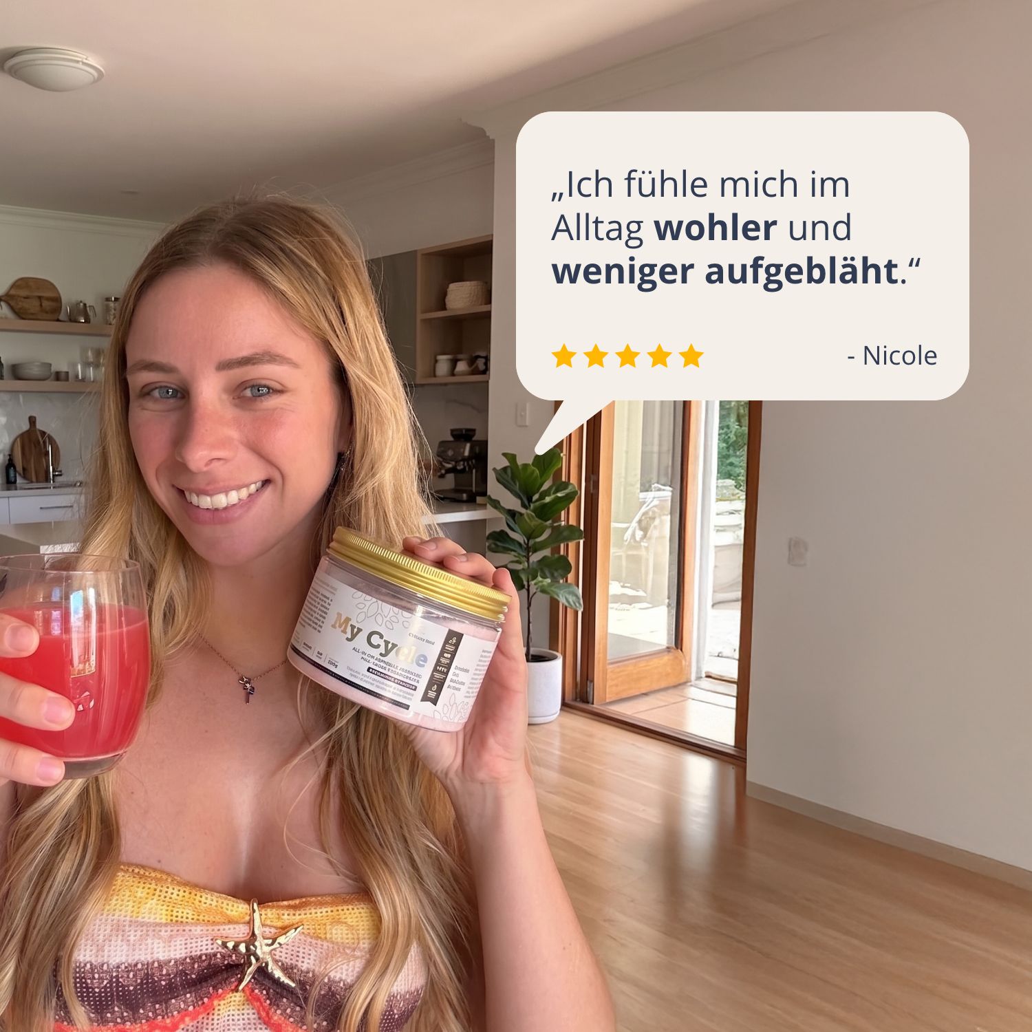 Une femme tient un récipient en verre avec poudre rose et boit une boisson, avec une citation.