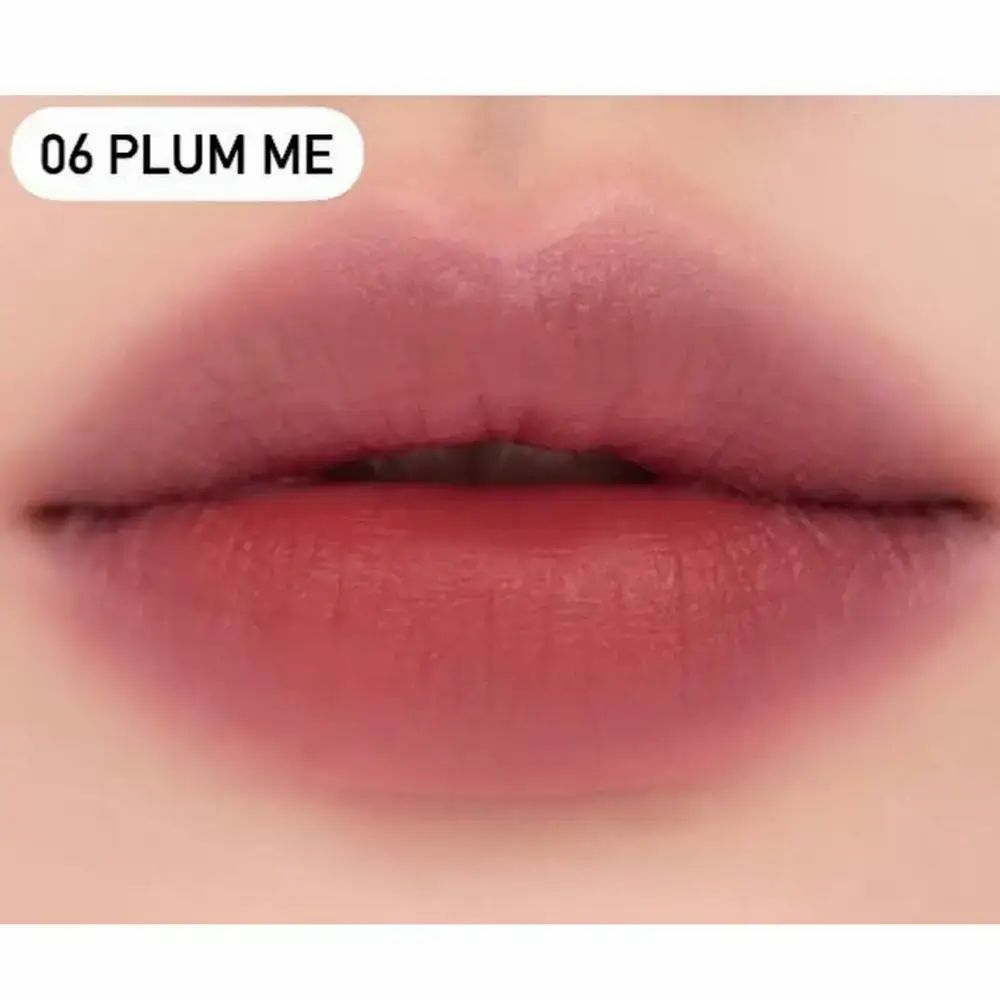 Close-up van lippen opgemaakt met de lipstick "06 PLUM ME". De tint is duidelijk zichtbaar.