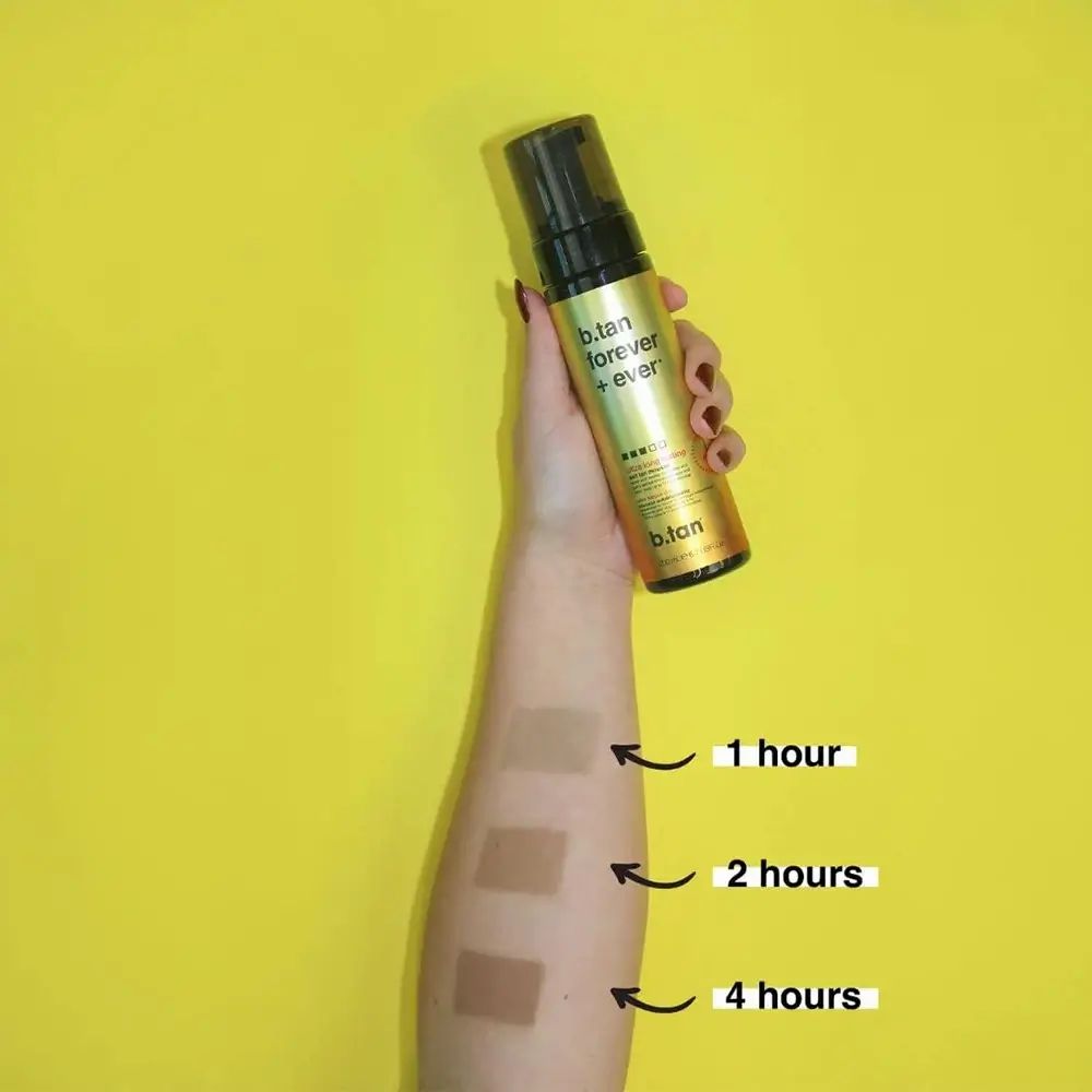 Arm met drie bruiningstests. Opschriften: 1 uur, 2 uur, 4 uur. Fles: b.tan forever + ever.