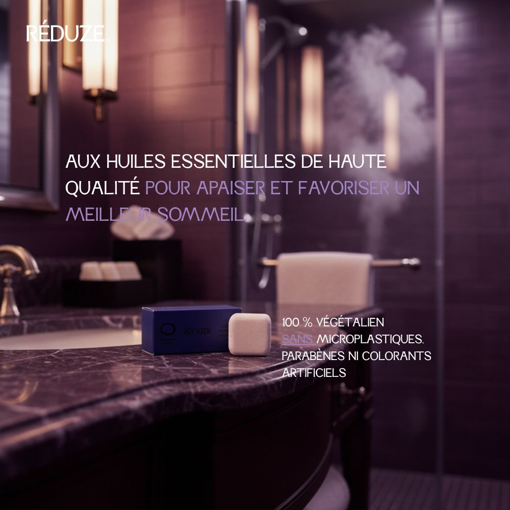 Boîte bleue et cube de douche blanc sur marbre. Texte: 100% végétalien, sans microplastiques, parabènes ou colorants.
