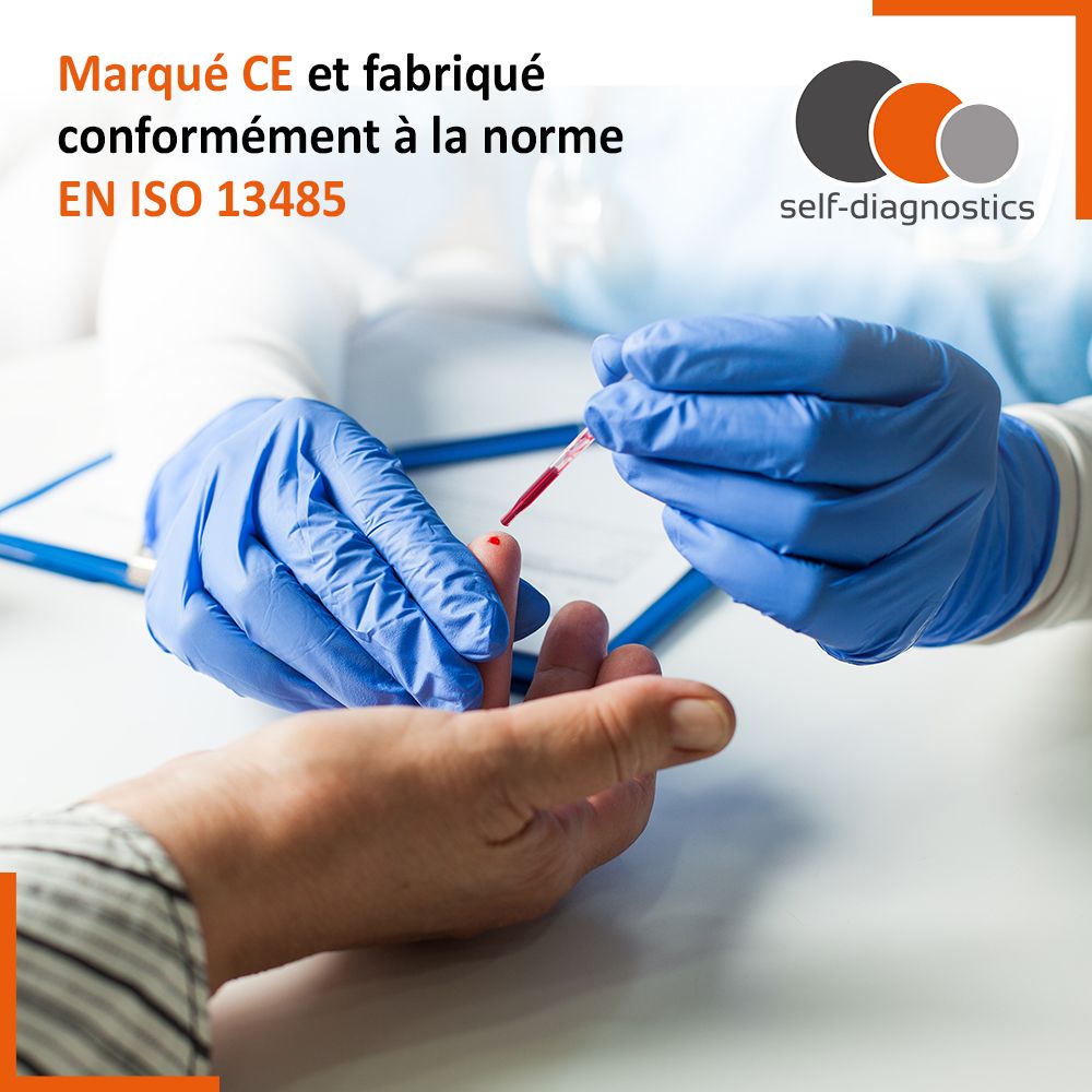 Personne avec des gants bleus prélève du sang du doigt. Marquage CE et fabriqué selon la norme EN ISO 13485.