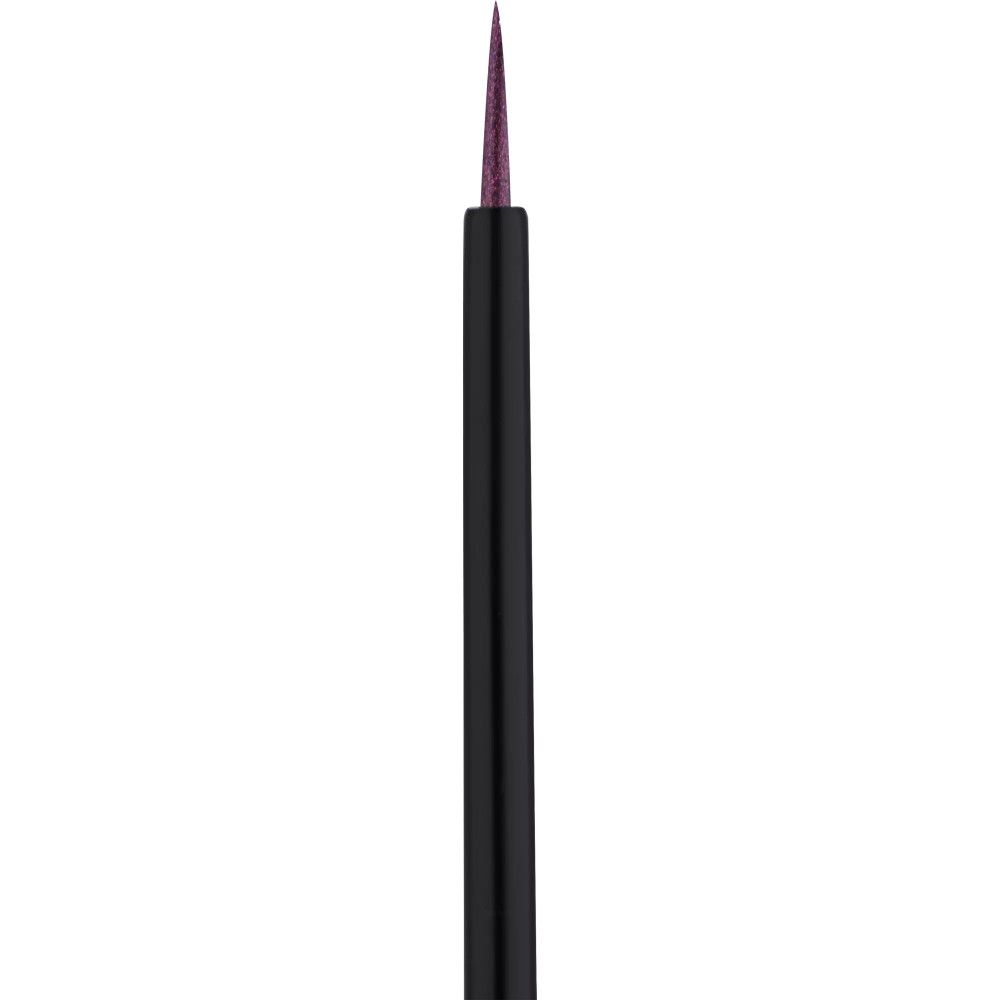 Applicateur d'eyeliner noir avec pointe violette. Sur fond blanc.