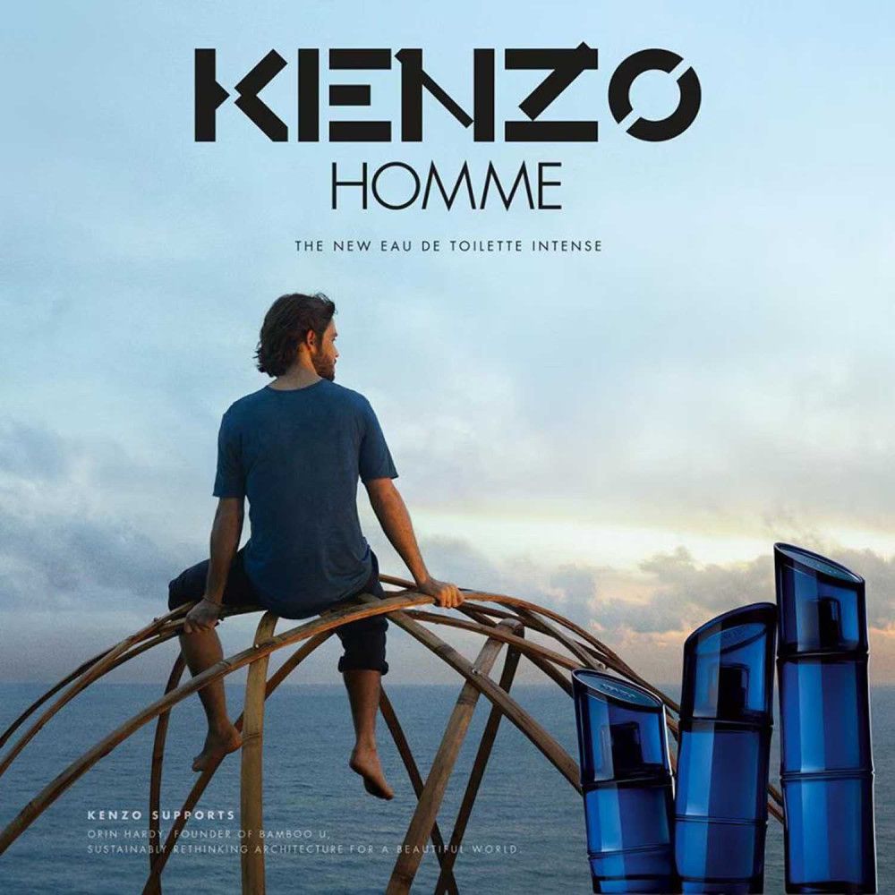 Kenzo Homme Intense Eau de Toilette. Homme assis sur structure en bois, regardant la mer. Flacons au premier plan.