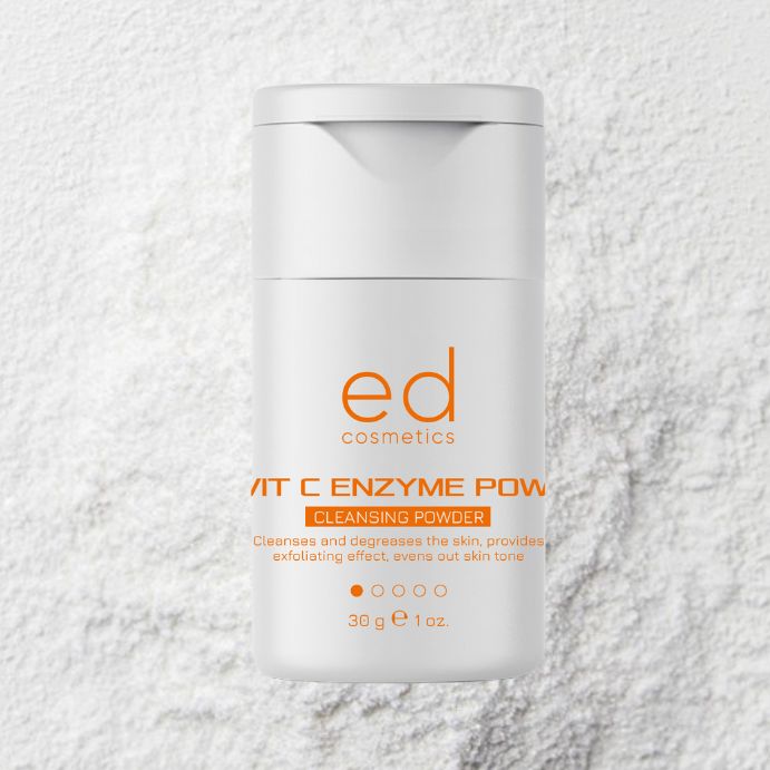 Flacon blanc sur poudre blanche. Texte: ED COSMETICS, VIT C ENZYME POW, CLEANSING POWDER. 30g 1 oz.