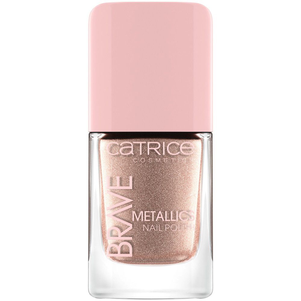 Nagellakflesje met roze dop. Opschrift: Catrice, Brave, Metallics Nail Polish. Inhoud: metallic roze.