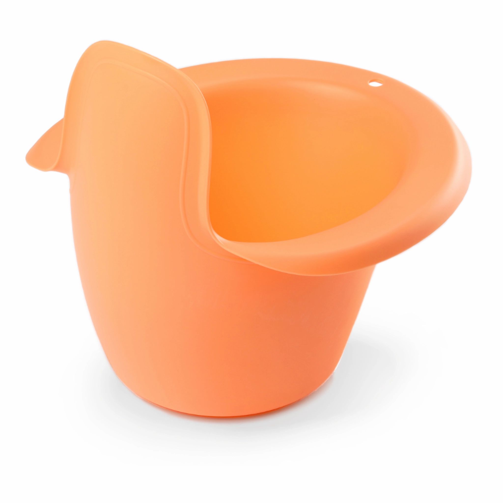 Pot pour bébé orange avec bord haut et poignée. En plastique. Sur fond blanc.